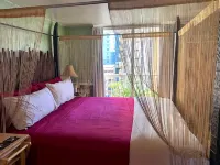 Waikiki Living, 4 blocks from surf, mountain views, king size bed and office! - Bungalows