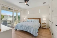 Sandcastle on 2nd - New Construction, Heated Pool, GOLF CART, Steps to Beach! - 4星級