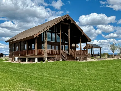 Mountain Shores Lodge - lake view - 35 miles to Yellowstone! - 4-Sterne