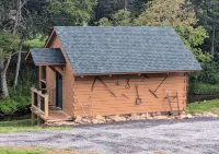 "Moonshine Mansion" Cozy tiny cabin in peaceful Fancy Gap. - Chalets