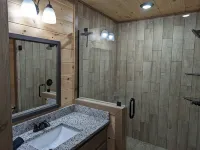 Romantic Cabin for 2, Hot Tub, wifi 10min from BR, hiking and waterfalls near