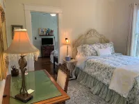 Picket Fence Cottage~ Walk to Mtsu and the Historic Downtown Square! - Boutique