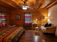 Cabin Bliss - Just 1 Mile from Lake Lanier / 5 Acre / 5 BR with Hot tub