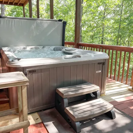 Luxury Log Cabin + Hot Tub + Mins to Downtown Dahlonega