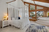 Peaceful Lake Front Home Sleeps 12 - Homestays