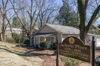 Charming One-Story 3BR 3BA Home Just Off The Oxford Square! Deck and Porch! - Homestays