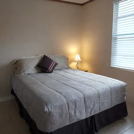 Spacious 1 bedroom 1 bath house sleeps 5 one block from Burnet County Boat Ramp