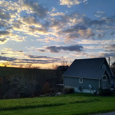 Chalet Haus. 5 min from the Ark Encounter. Room for 10 with gameroom and deck.