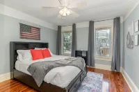 Updated historic 3b1.5b house minutes from old downtown w/ deck & work space - Wifi