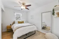 Leesburg Hideaway- King Bed + Private Backyard - 4 stjerner