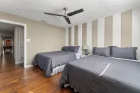 Luxury Home Sleeps 20 with Heated Pool & Billiard - Private Pools