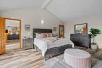 Renovated home w/ breathtaking views of the bay and new hot tub - Balcony