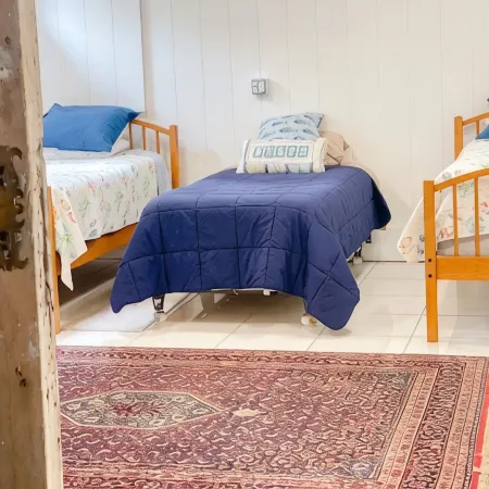 New to VRBO! 2/1 Mid Island Apartment, Sleeps 5