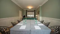Ambassadeurs Logis Hotel - parking