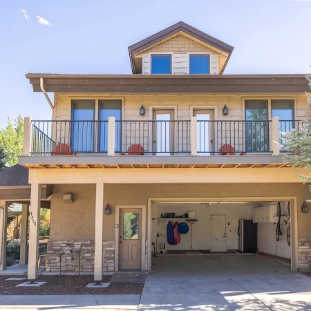 Large Luxury Home w/ Private Hot Tub / Garage