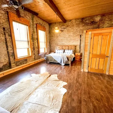 The Brick Street Suite, high ceilings, historic brick street location