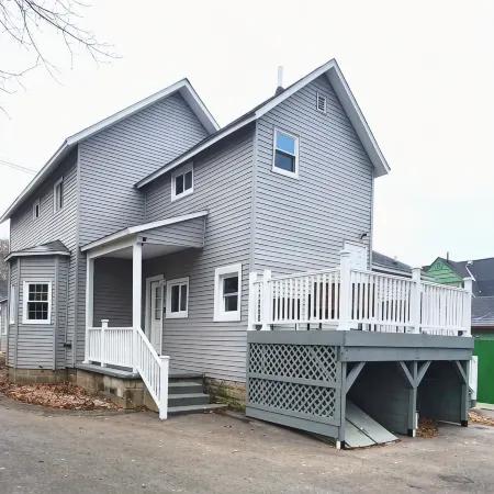 Cozy second floor unit in the heart of Downtown Charlevoix, 1BR / 1BA sleeps 4