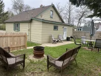 Cozy Cottage by Spirit Lake - Wi-Fi