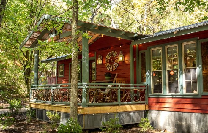 Honeymoon Loft Cabin - Soaking Tub & Fireplace - Walk to Mentone