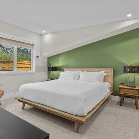 Sisters' Summit - Stunning Mountain Views with Private Hot Tub, Sauna & BBQ!