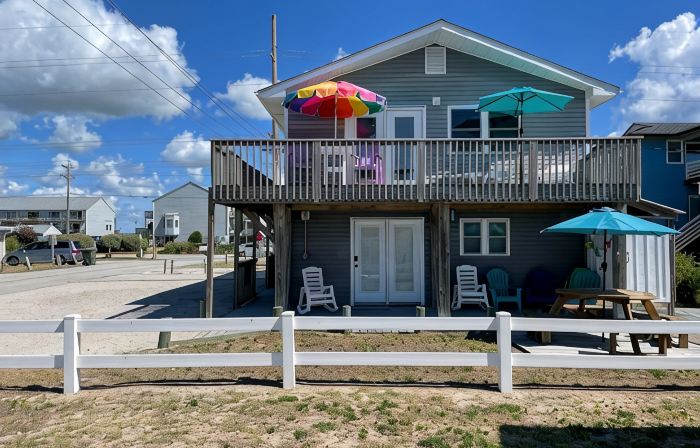 Newly remodeled &100 steps to the beach access.  Very clean and close to beach.