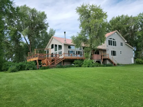 Spacious Riverside Four Bedroom Retreat - Wifi