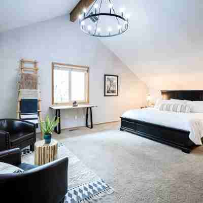 Peaceful modern oasis -walking distance to Village Rooms