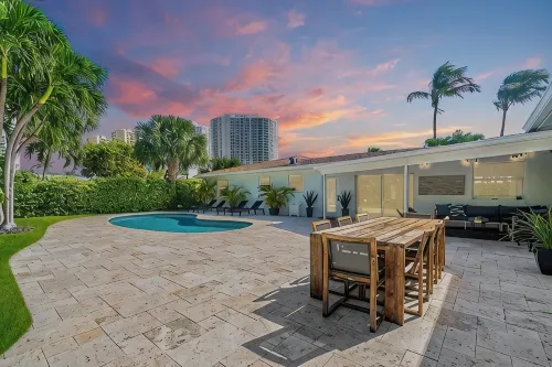 Yacht Harbor Oasis: Beach Bliss with Private Pool - Homestays