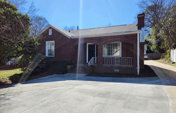 Lucky 13 Retreat – Cozy 2BR Getaway Near Downtown Greenville!