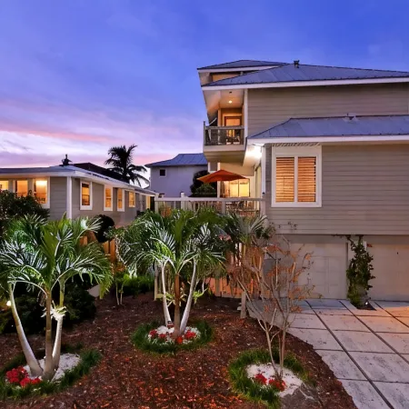 Siesta Key Escape / 2 Br + Den / Pool & Gulf Views
