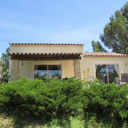 Barjac Villa Pastis - Self-catering cottage with swimming pool and view of the Cevennes mountains