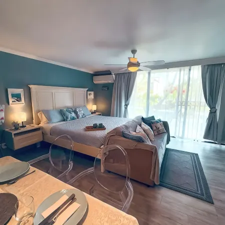 NEW Stunning Ground Floor Beachfront Studio in Coral Beach, Grand Bahamas