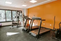 Howard Johnson by Wyndham Yerba Buena - Gym