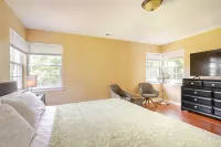 Modern 4-Bedroom House, TV in Bedroom,Big Fence Yard, Pet Stay Free,Lighted Yard - balcony