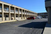 Super 8 by Wyndham Windsor/Dougall - Motels