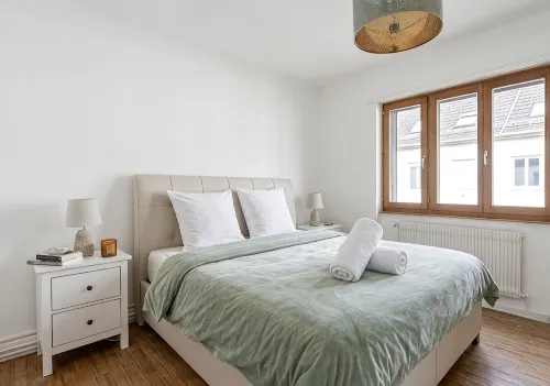 Boho Chic Apt: Central Location & Modern Comfort - 2-Star
