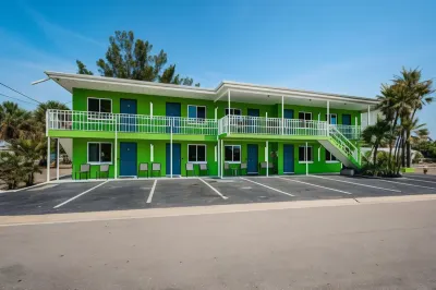 The Beach House - Treasure Island Hotels in Madeira Beach