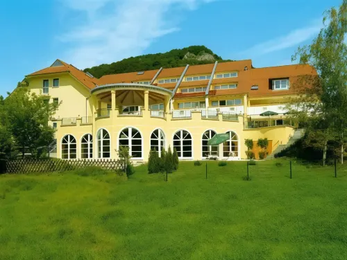 Wellnesshotel Sanct Bernhard فنادق في Merklingen