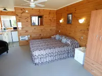 Cedarwood Lakeside Motel & Conference Venue Hotel a Holdens Bay