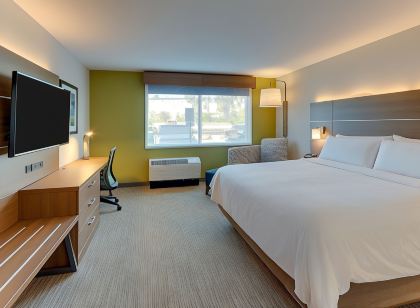 Holiday Inn Express & Suites Roanoke – Civic Center