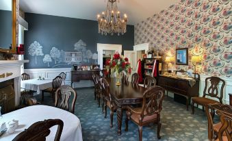 1851 Historic Maple Hill Manor B&B