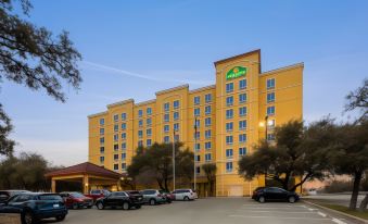 La Quinta Inn & Suites by Wyndham San Antonio Medical Ctr NW - Housity