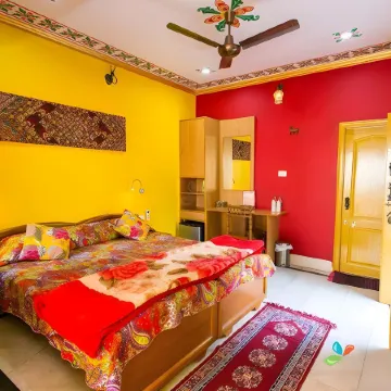 Ganpati Guest House Отели рядом с достопримечательностью «Маникарника»