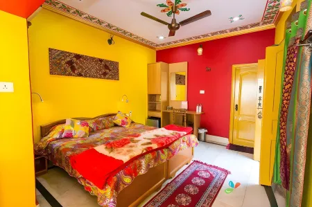 Ganpati Guest House Отели рядом с достопримечательностью «Маникарника»