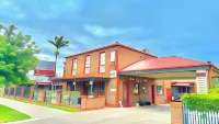 Early Australian Motor Inn - parking
