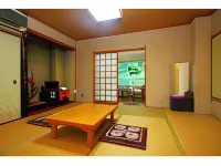 Yorozuya Ryokan and Restaurant Hôtels à : Tanabe