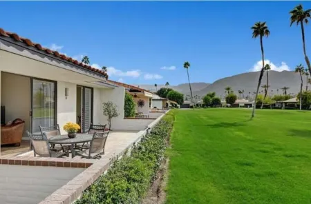 Stunning Mountain Views on Golf Course in Rancho Las Palmas Country Club! Отели рядом с достопримечательностью «Melissa Morgan Fine Art Gallery»