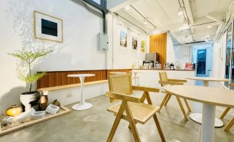 Momento Hotel and Cafe