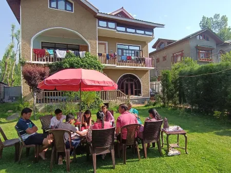 De brook Отели рядом с достопримечательностью «Шалимар Ба Магал Гарден»