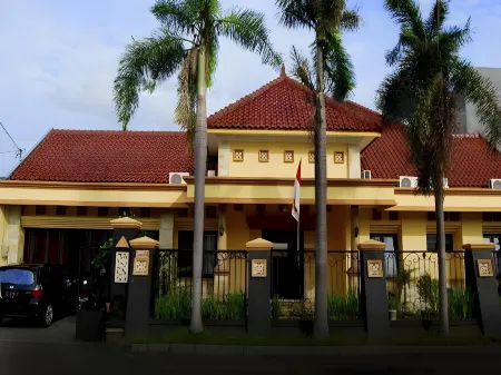 Roemah Canting Homestay Отели в г. Umbulharjo